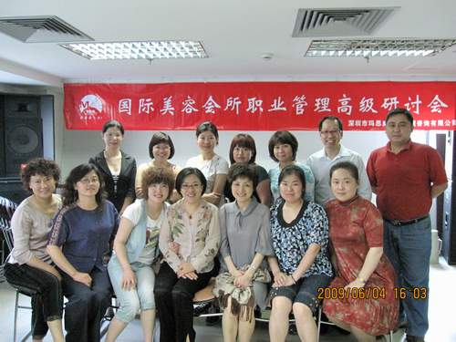 朱老师与学员合影留念